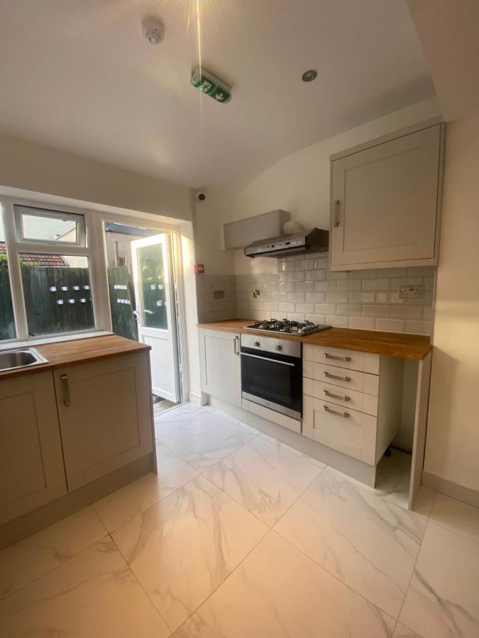 Cosy House In Newham Apartment Лондон Екстериор снимка