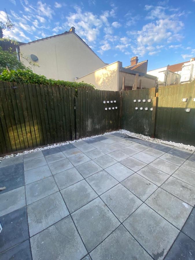 Cosy House In Newham Apartment Лондон Екстериор снимка